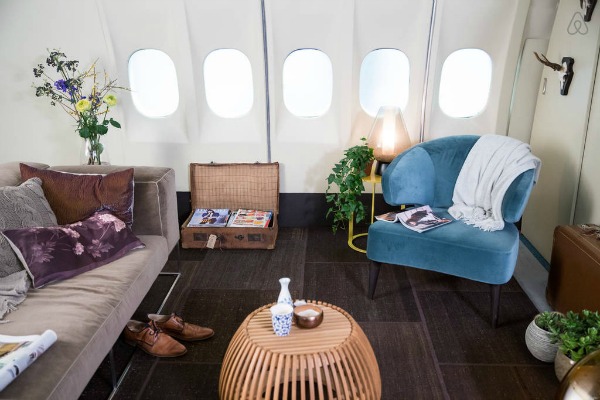 KLM converted-plane-Livingroom 600x400