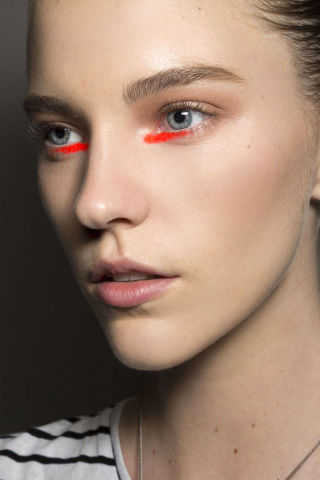 red-eyeliner hbz-beauty-peter-som-ss2015-lg