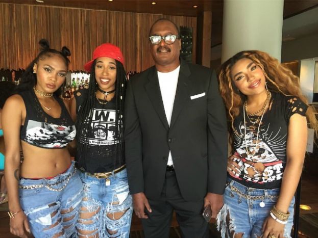 Mr. Mathew Knowles pictured with members of his new hip hop trio, BLUSHHH Music (From left to right): Bunni Ray, Sunnie, and Tali
