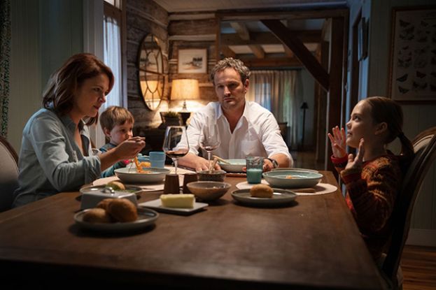Jason Clarke, as Dr. Louis Creed and his wife, Rachel (Amy Seimetz) having dinner with their children in the movie, Pet Sematary